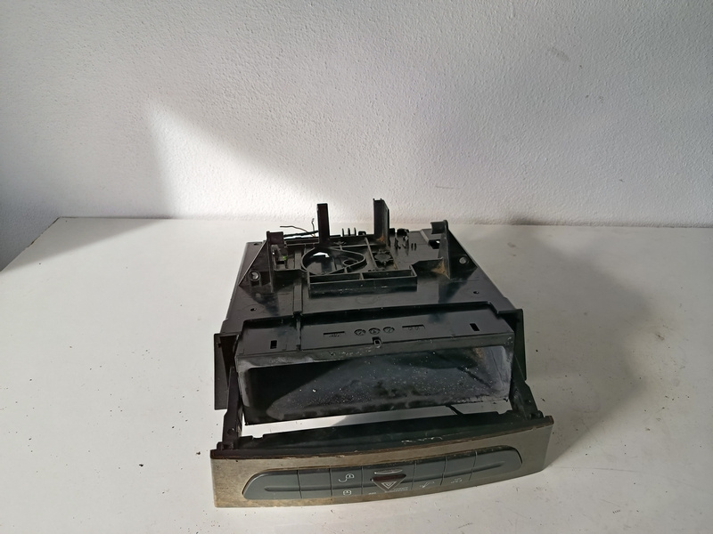 ovladaci panel Mercedes E a2116800552 30€ - 3