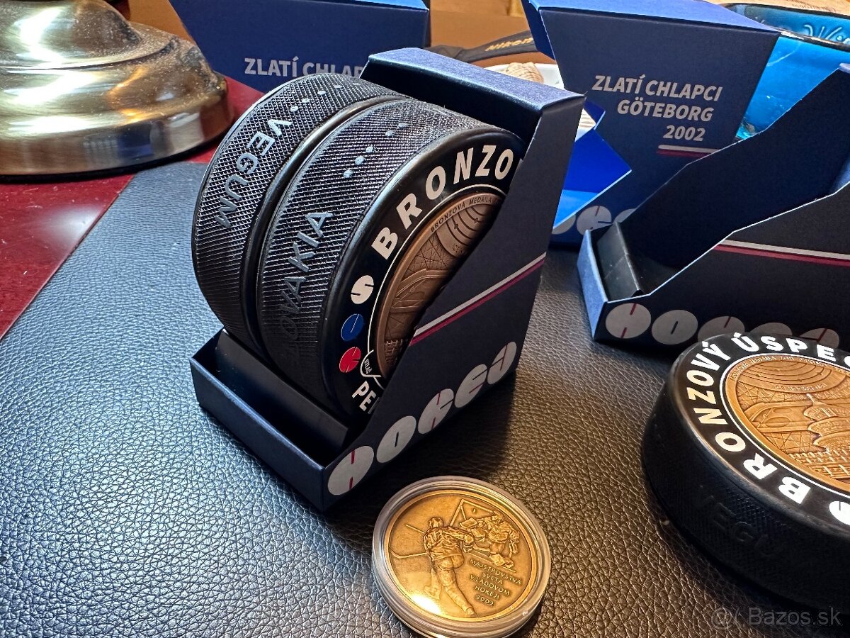 HOKEJOVÉ medaily v PUKU: zlato + striebro + bronz + mosadz - 3