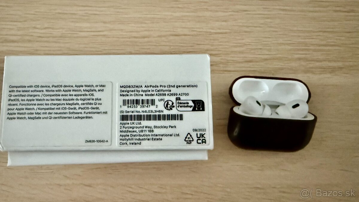 Apple AirPods Pro 2022 + Nomad Leather Case Brown - 3