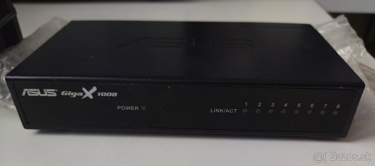 Predám 8 portový switch - 3