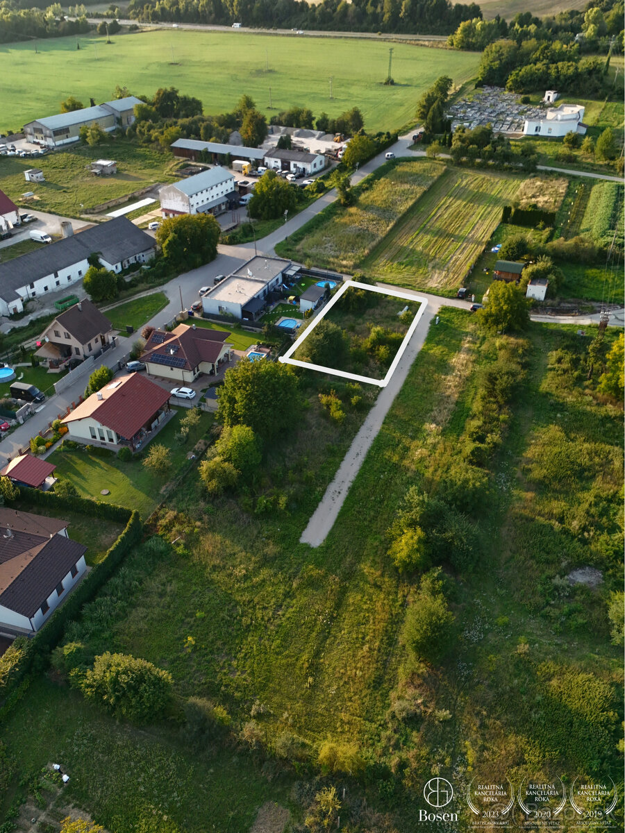 BOSEN | NA PREDAJ pozemok v obci Zamarovce s výhľadom na hra - 3