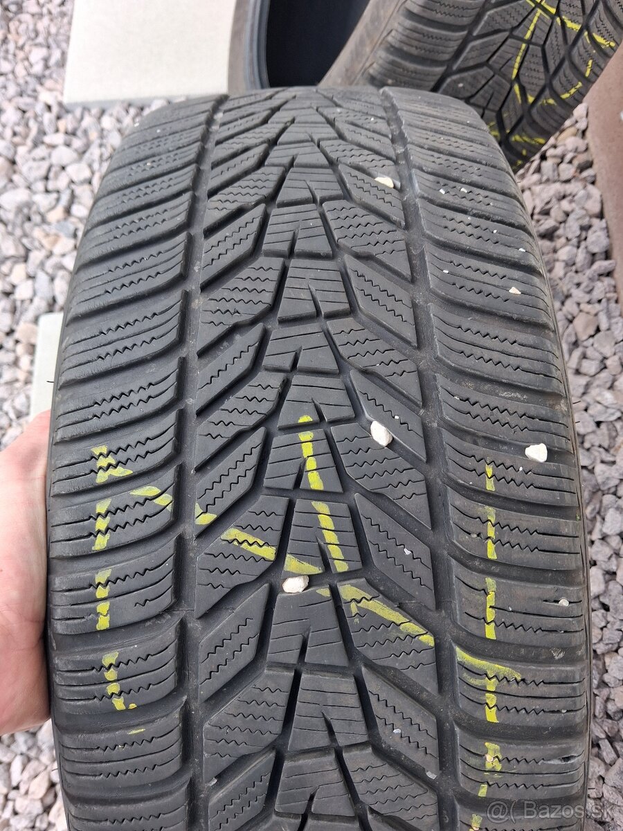 Hankook 235/45 R18 - 3