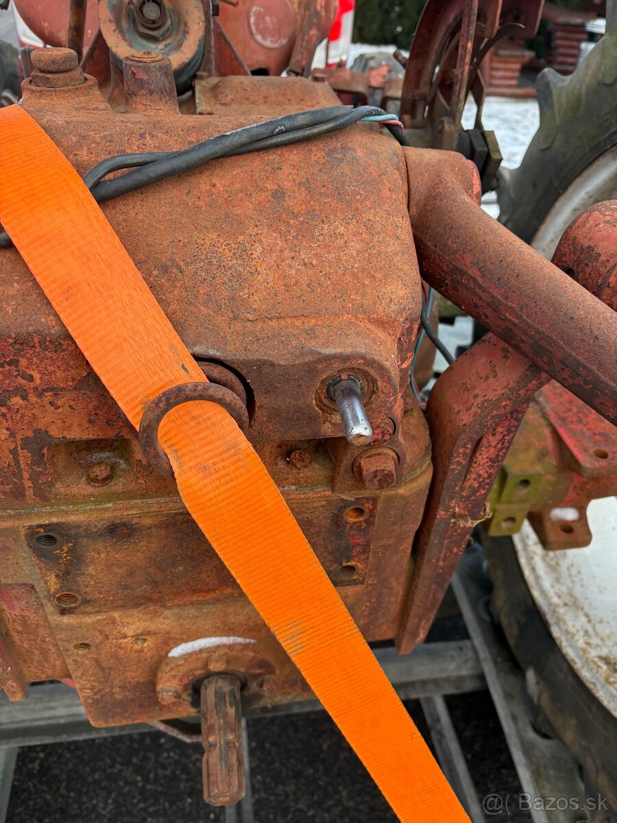 Traktor McCormick v rozobratom stave, aj doklady - 3