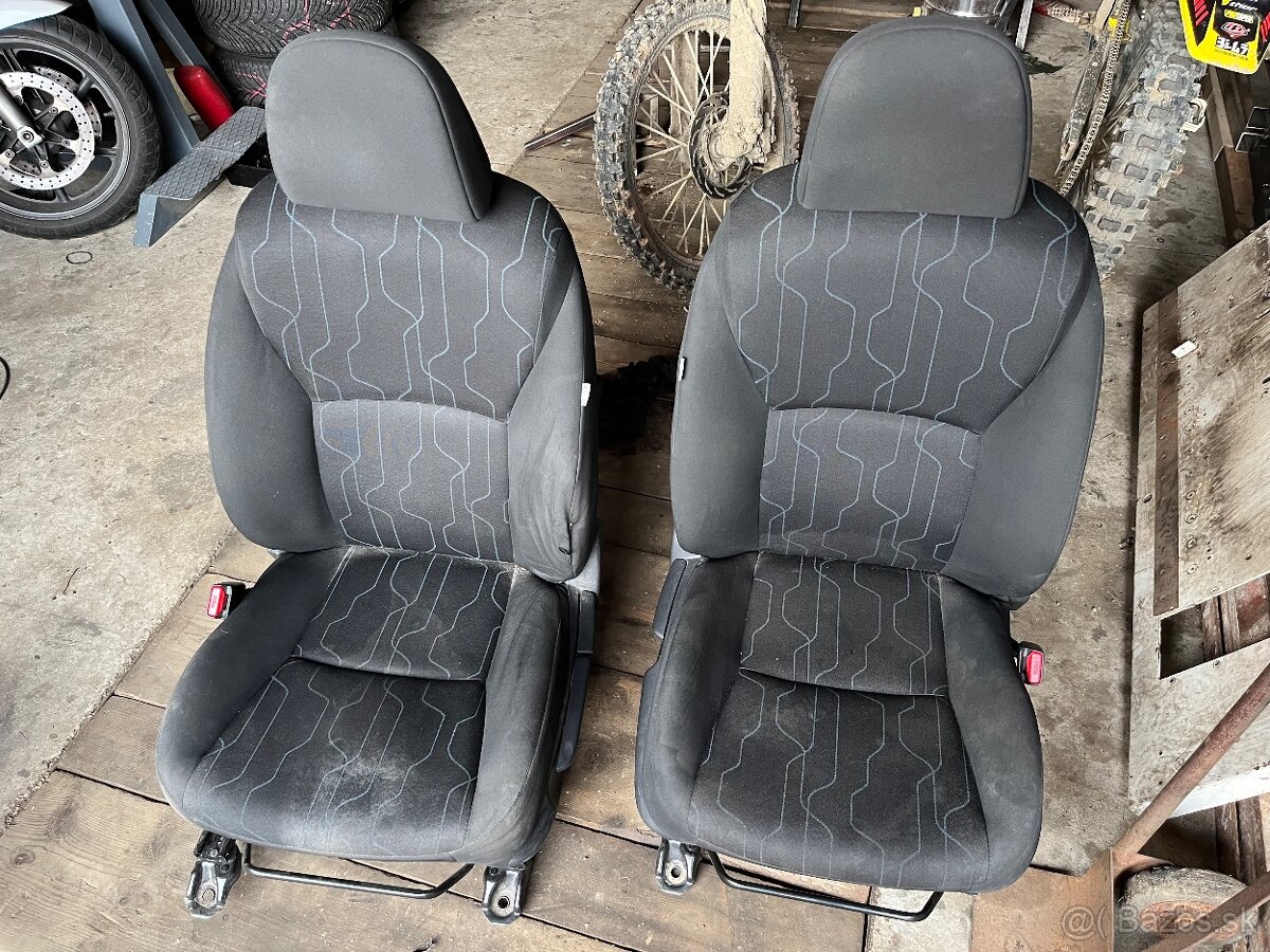 Sedačky toyota auris E15 - 3