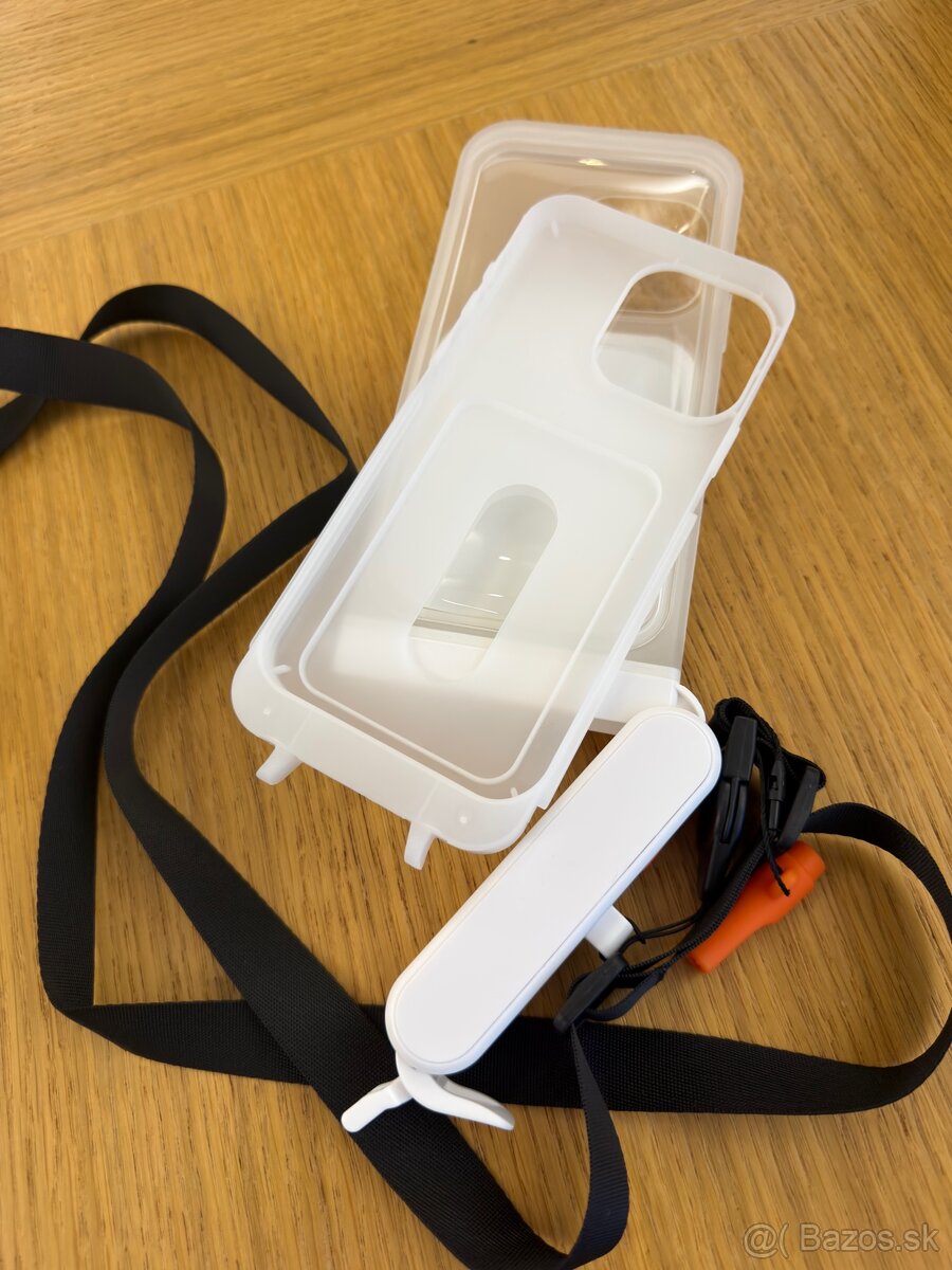 ESR iPhone 15 Pro Max/14 Pro Max Waterproof pouch - 3