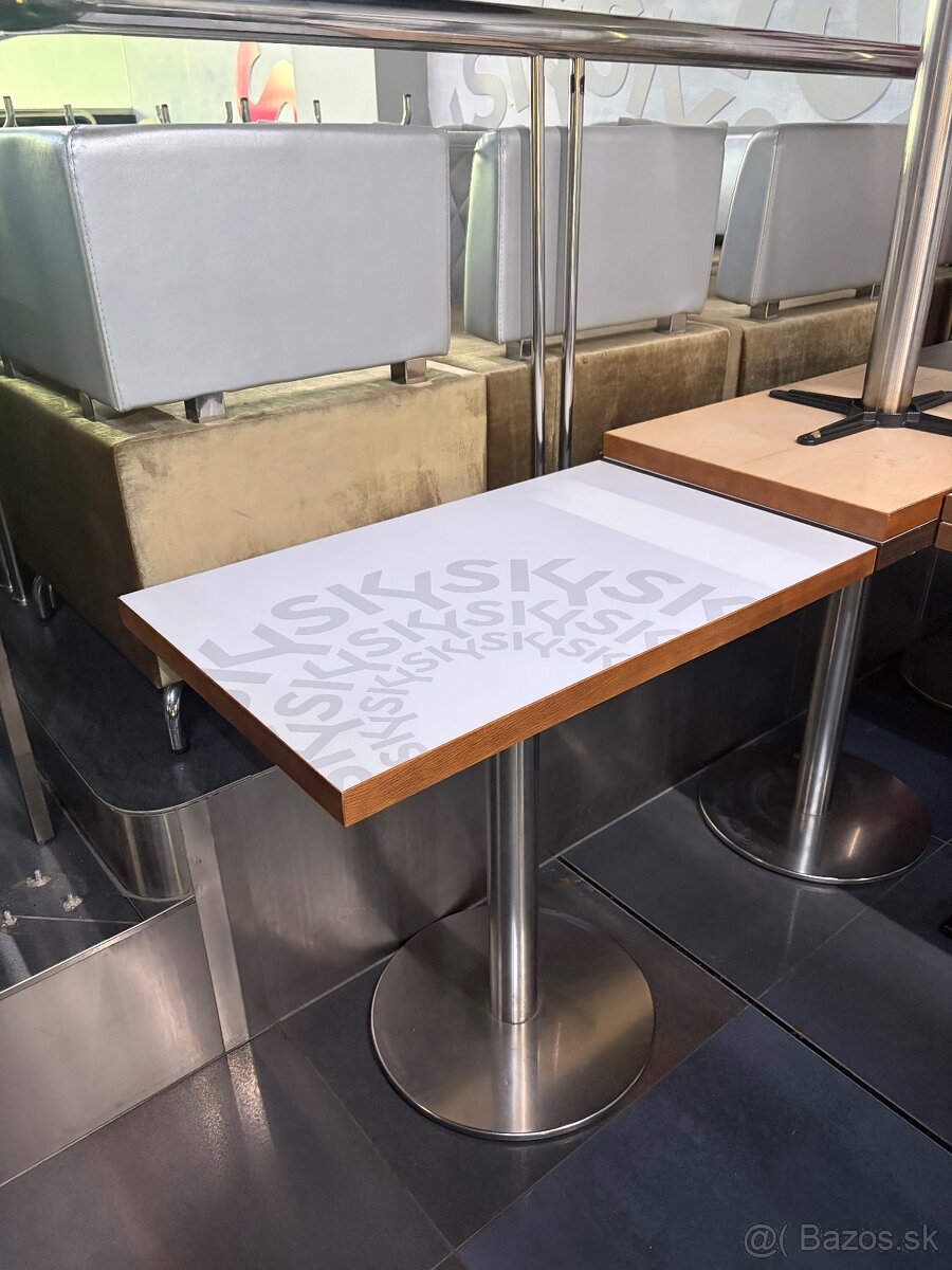 Stoly, stoličky, barové sedenie a vešiaky – komplet vybaveni - 3