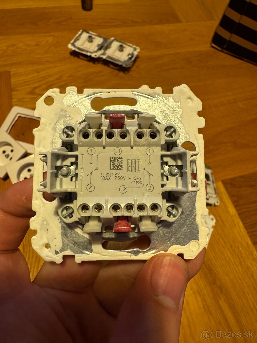 Elektricke zasuvky a stroje vypinacov Schneider - 3