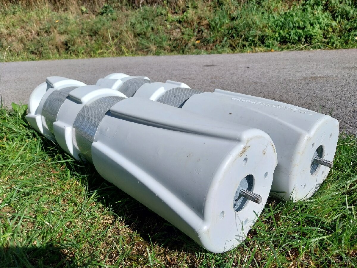 Stĺpiky , dopravné značenie - 3