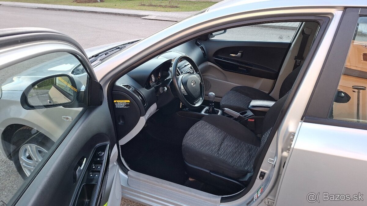 Kia Ceed 1.6 CRDi MAXIMÁLNE ZACHOVALE - 3