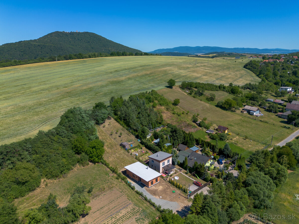 4 izbový rodinný dom obklopený zeleňou, iba s 1 susedom a ná - 3