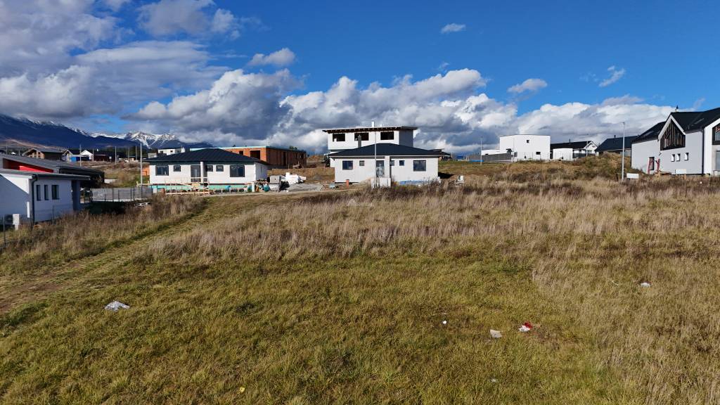 PREDAJ: STAV. POZEMOK S IS; 747 m2; Poprad - Mlynica; 133.50 - 3