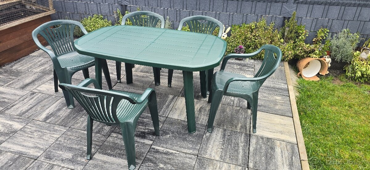 Predám komplet Plastový stôl +5 ks stoličky - 3