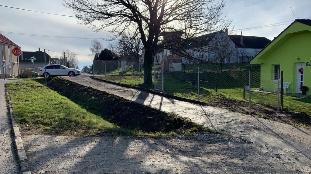 100m2 v centre obce Budmerice, oplotený pozemok - 3