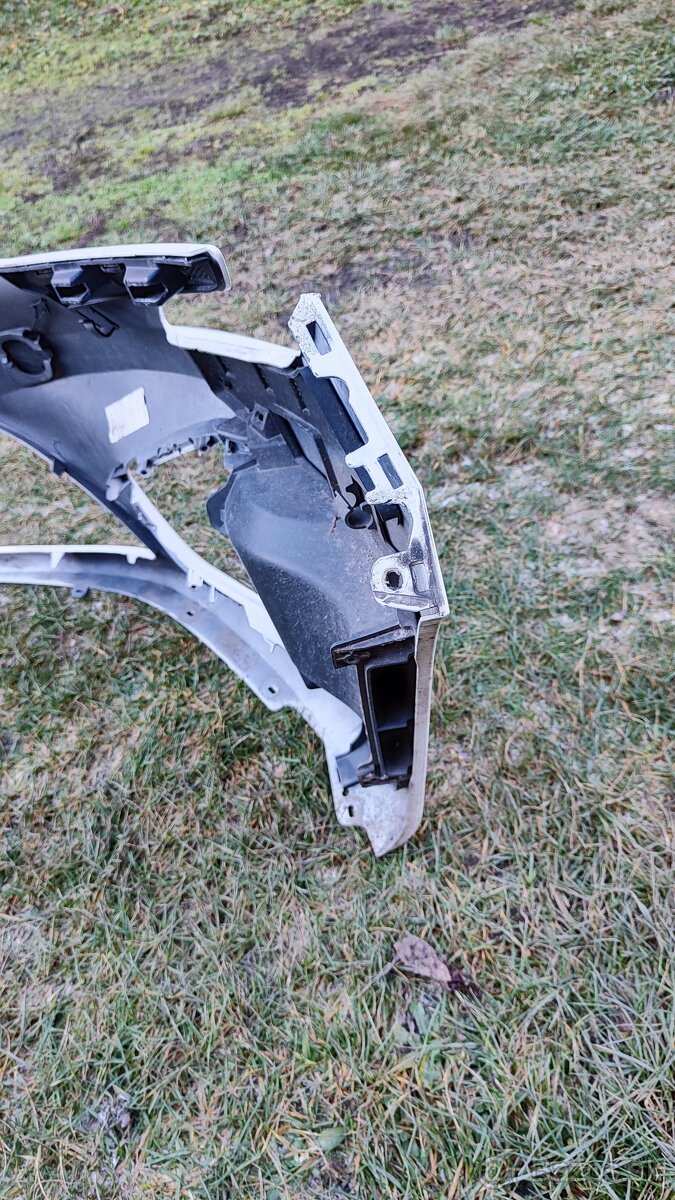 Predám predný nárazník RENAULT CLIO 5 - 3