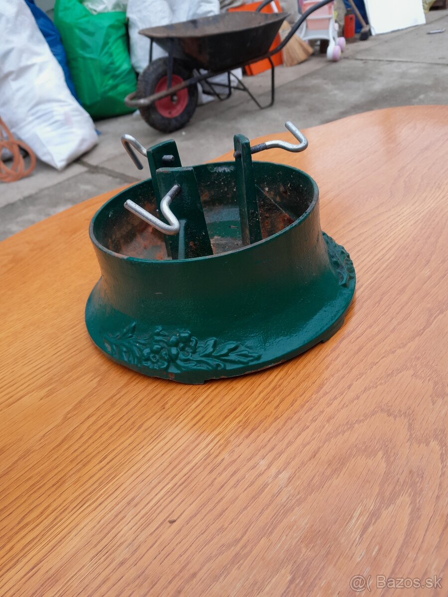 Predám liatinový stojan na stromček - 3