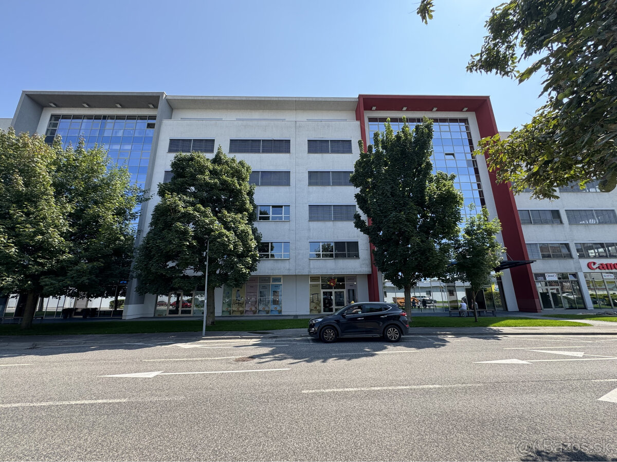 Prenájom prízemného obchodného priestoru 99 m² vo frekventov - 3