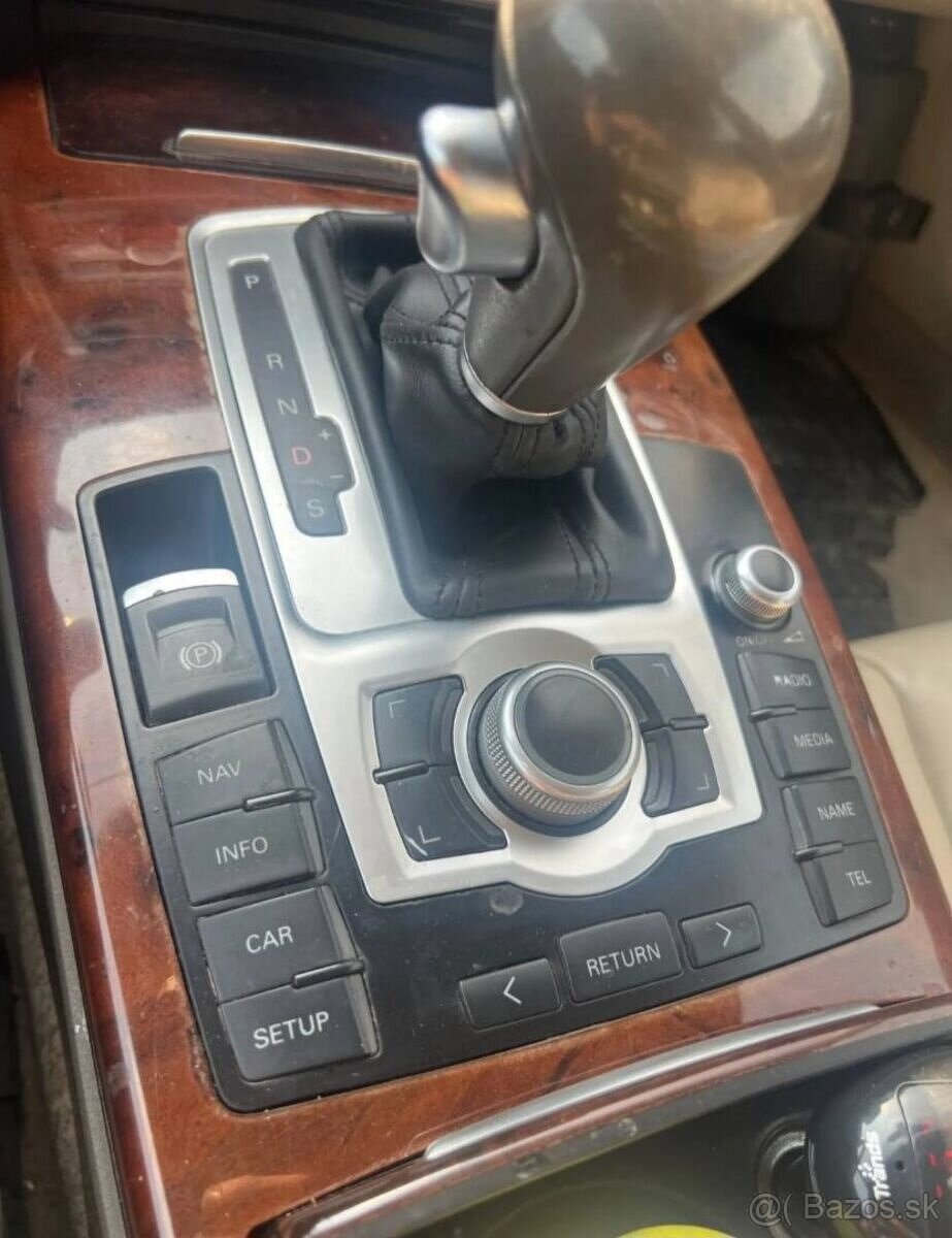 RAMIK NA STREDOVY PANEL AUDI Q7 AUDI A6 C6 - 3