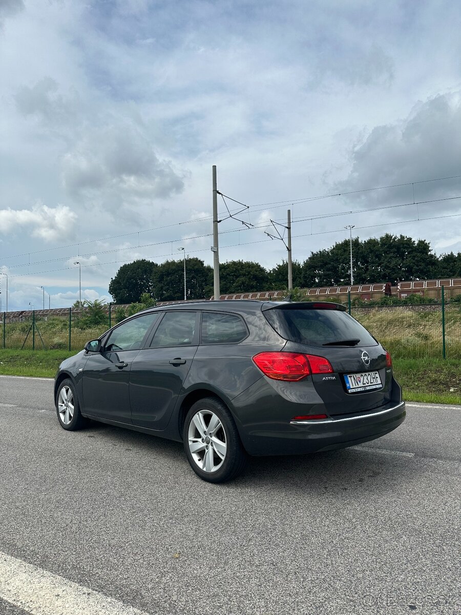 Predám Opel Astra Tourer Combi 1.6CDTi - 3