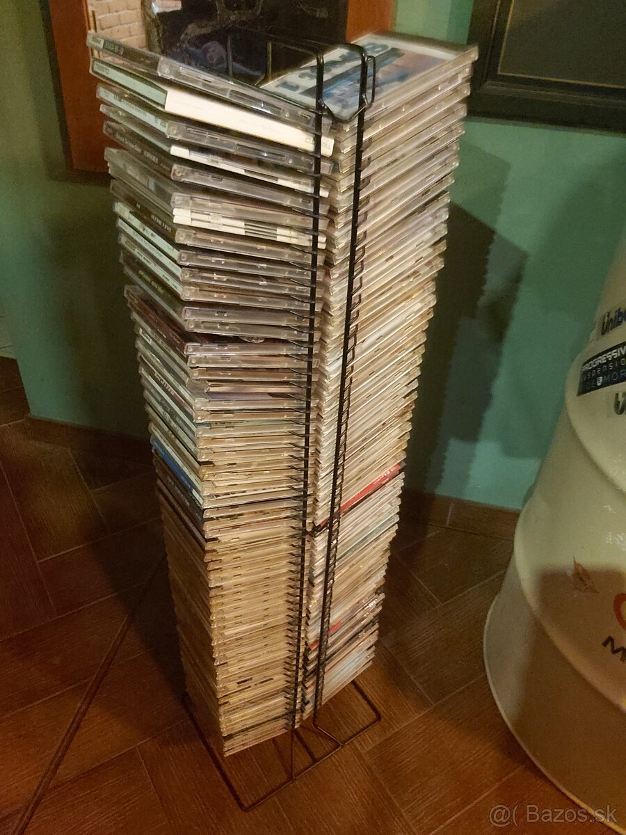 Stojan plný CD, stojan aj CD-čka - 3