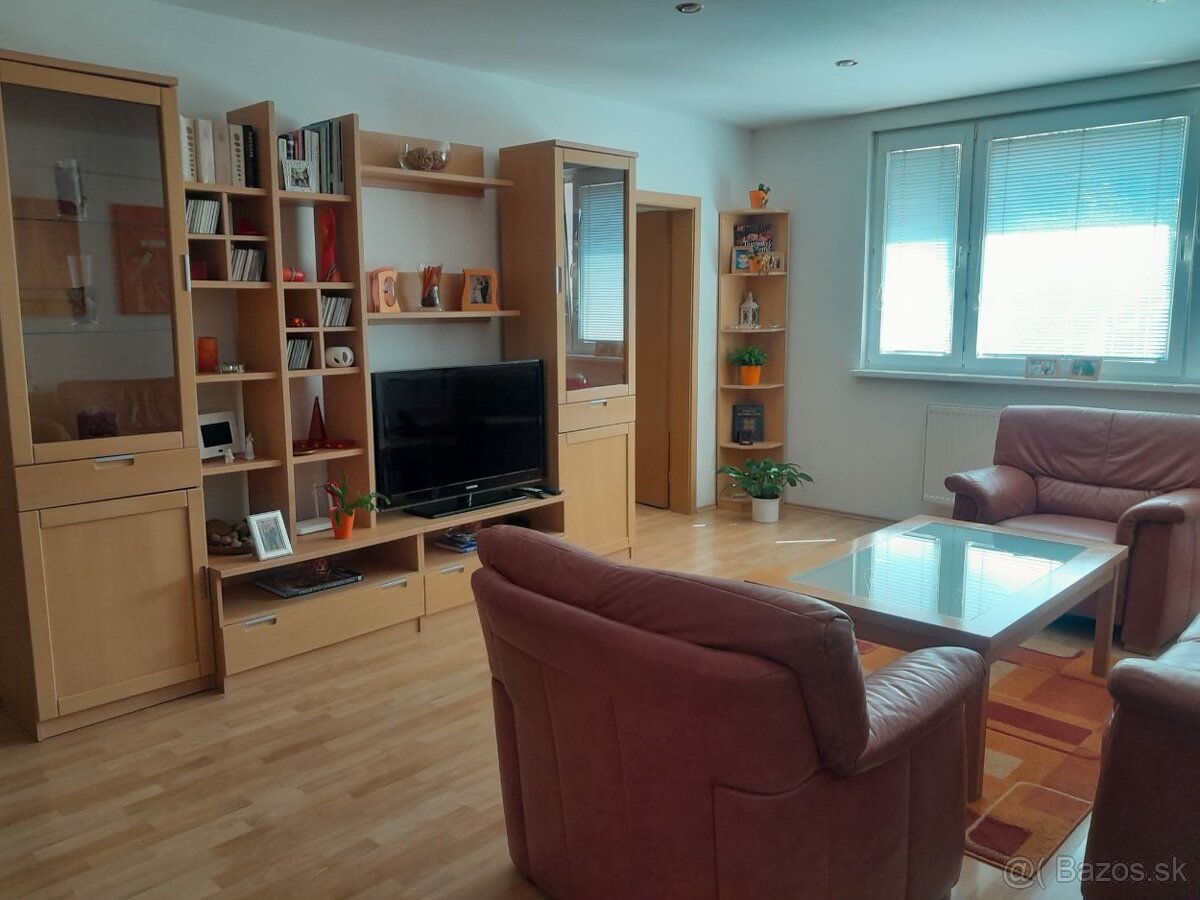 Nepriechodná izba na prenájom v 4-i. byte - 3