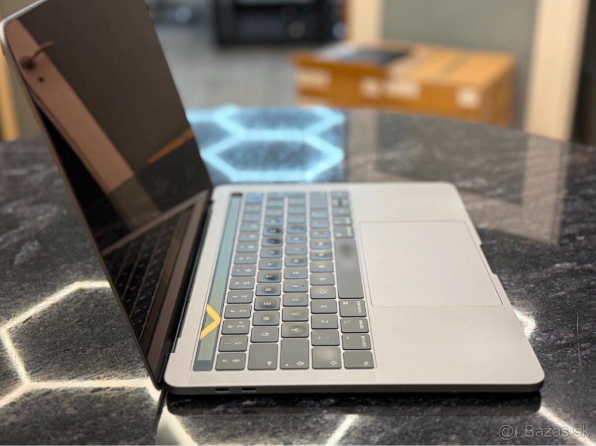 Apple MacBook Pro A1989 - 3