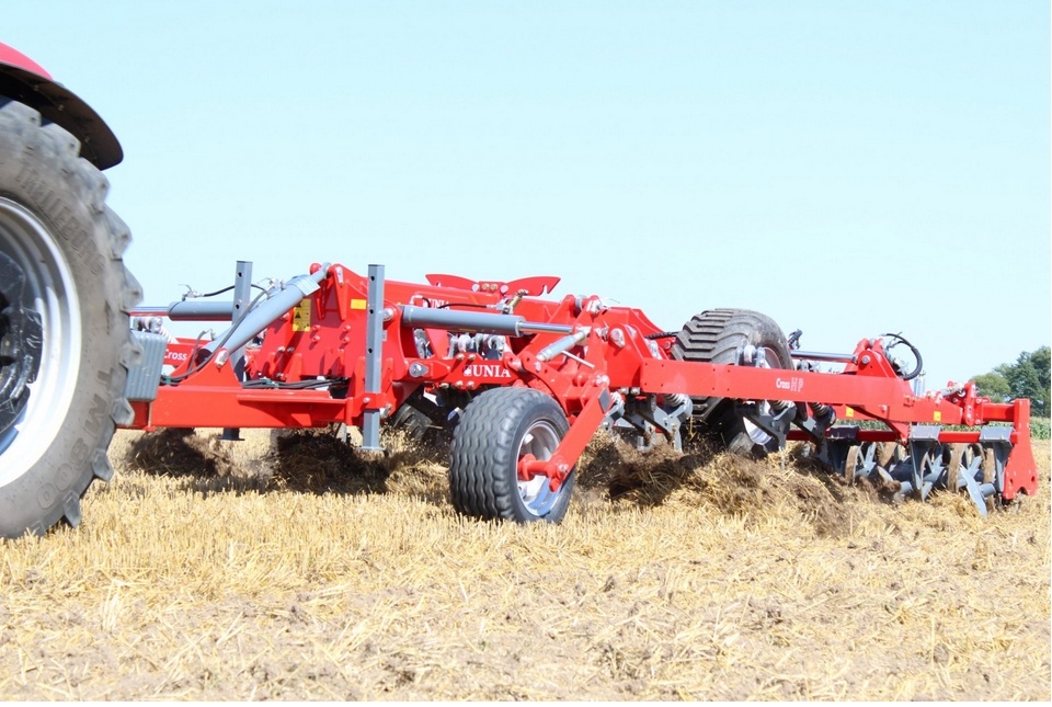 Nový radličkový kultivátor Unia CROSS HP 4 - 3