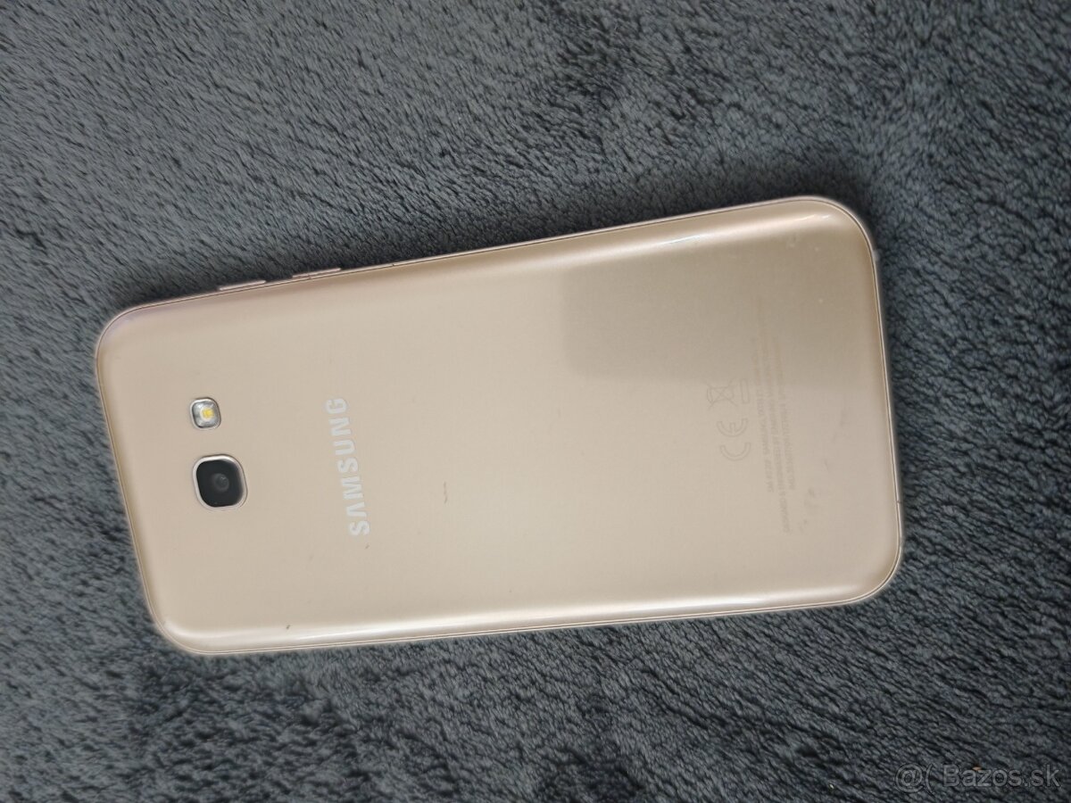 Samsung Galaxy A5 2017 gold prasknuté - 3