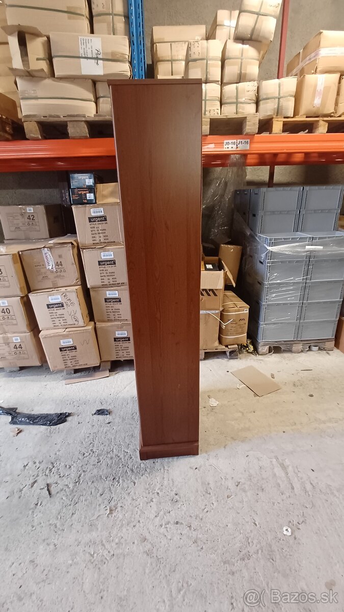 Drevená skrina s poličkami - 3