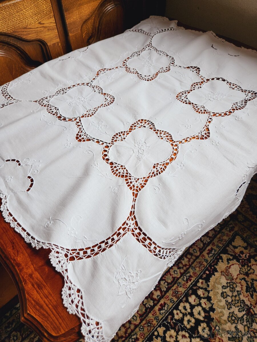 Krásny biely obrus zdobený háčkovanými vsadmi a jemnou bielo - 3