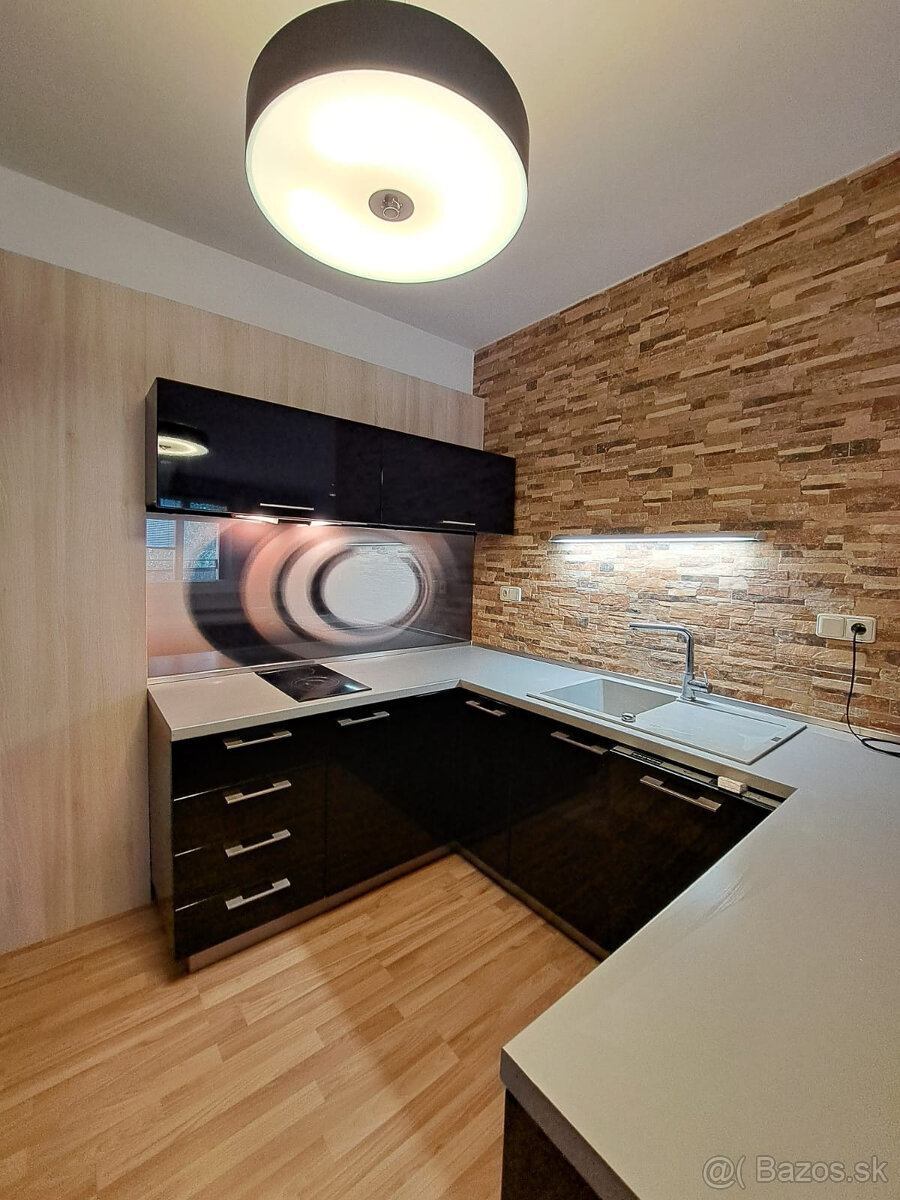 Na krátkodobý prenájom priestranný 2-izbový byt v centre PP - 3