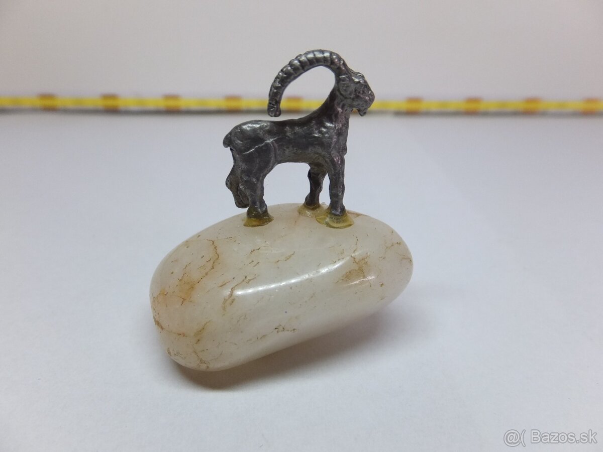 Stará vzácná miniatura, kovový kozoroh na leštěném kameni. - 3