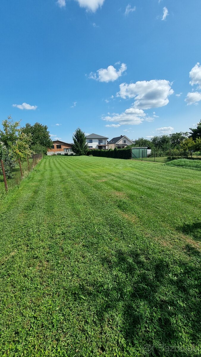 Rovinatý stavebný pozemok v obci Dvorany nad Ni - 3