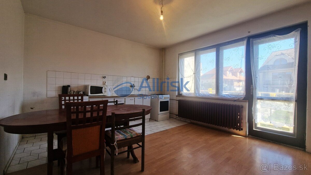 Na predaj veľký 6-izbový rodinný dom s veľkým pozemkom - 3