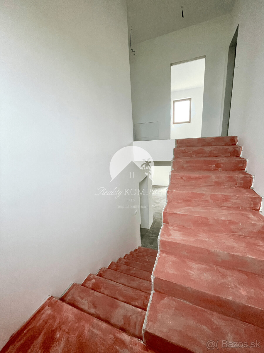 Reality KOMPLEX s.r.o. Vám ponúka luxusný rodinný dom v prém - 3