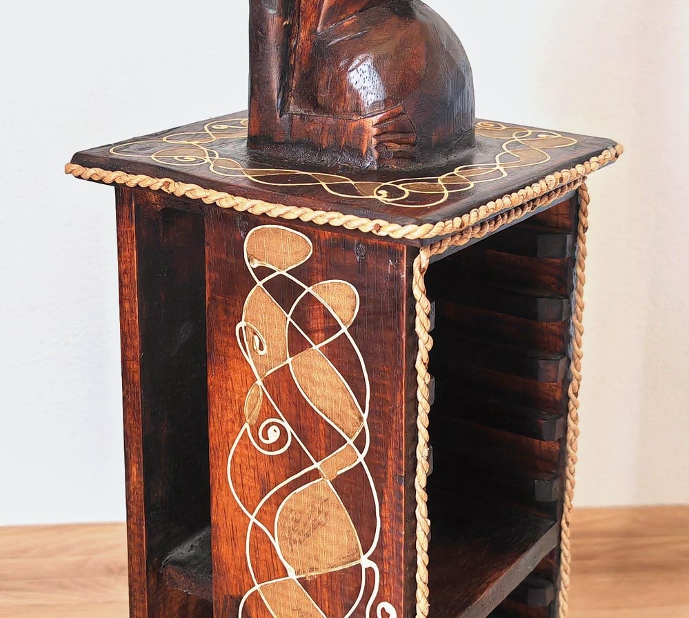 Drevená orientálna polička so sochou - 3