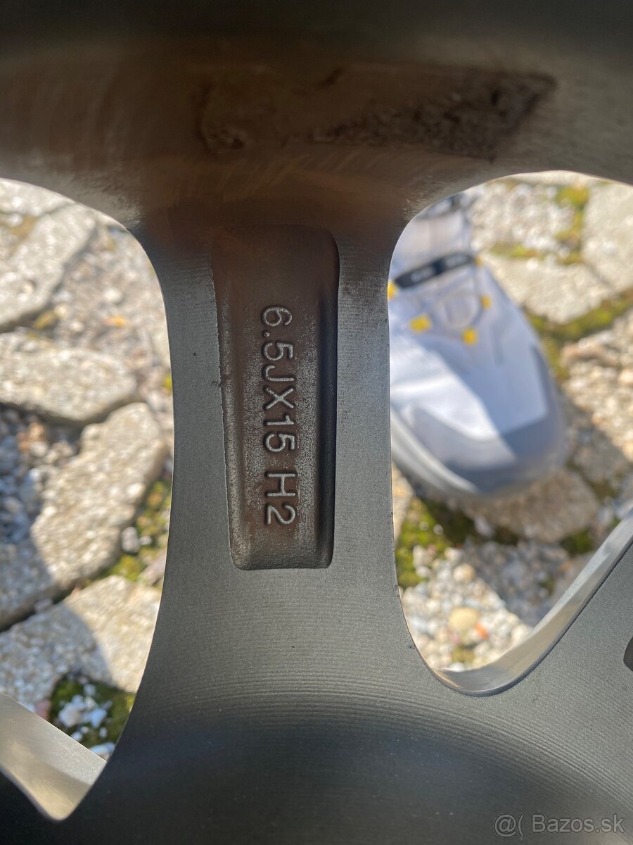 Ponúkam letné pneu DANLOP na diskoch MAK - 3