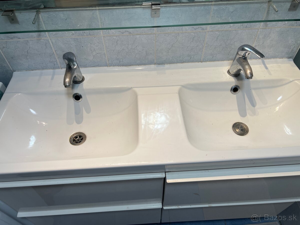 Skrinka s umyvadlom a bateriami - 3