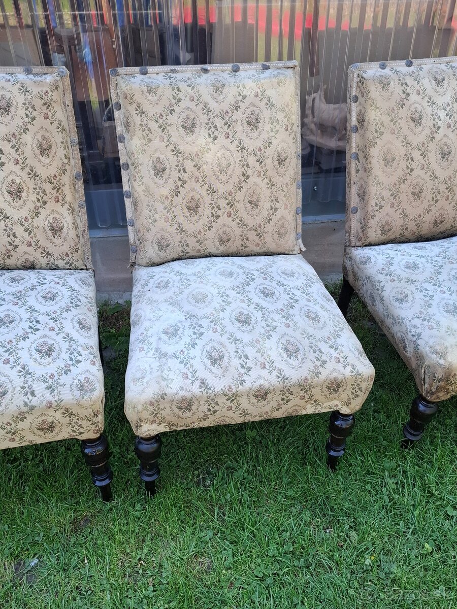 Predám štyri starožitné stoličky cena spolu 20€ - 3