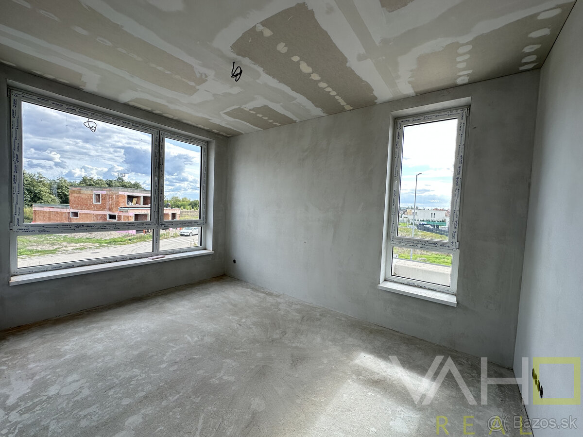 Exkluzívny 5-izbový rodinný dom s garážou a terasou – Biely - 3