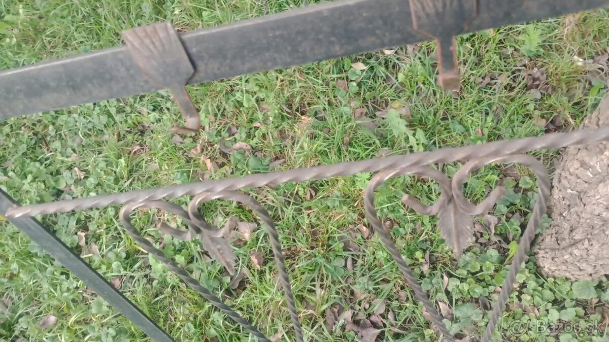 Železný kovový vešiak - 3