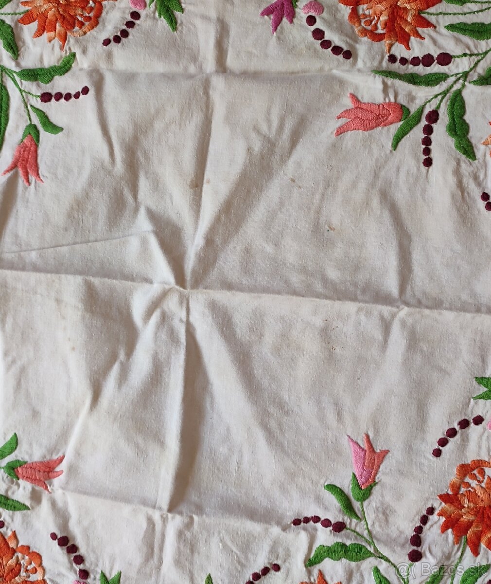 Vyšívaný obrus - 3