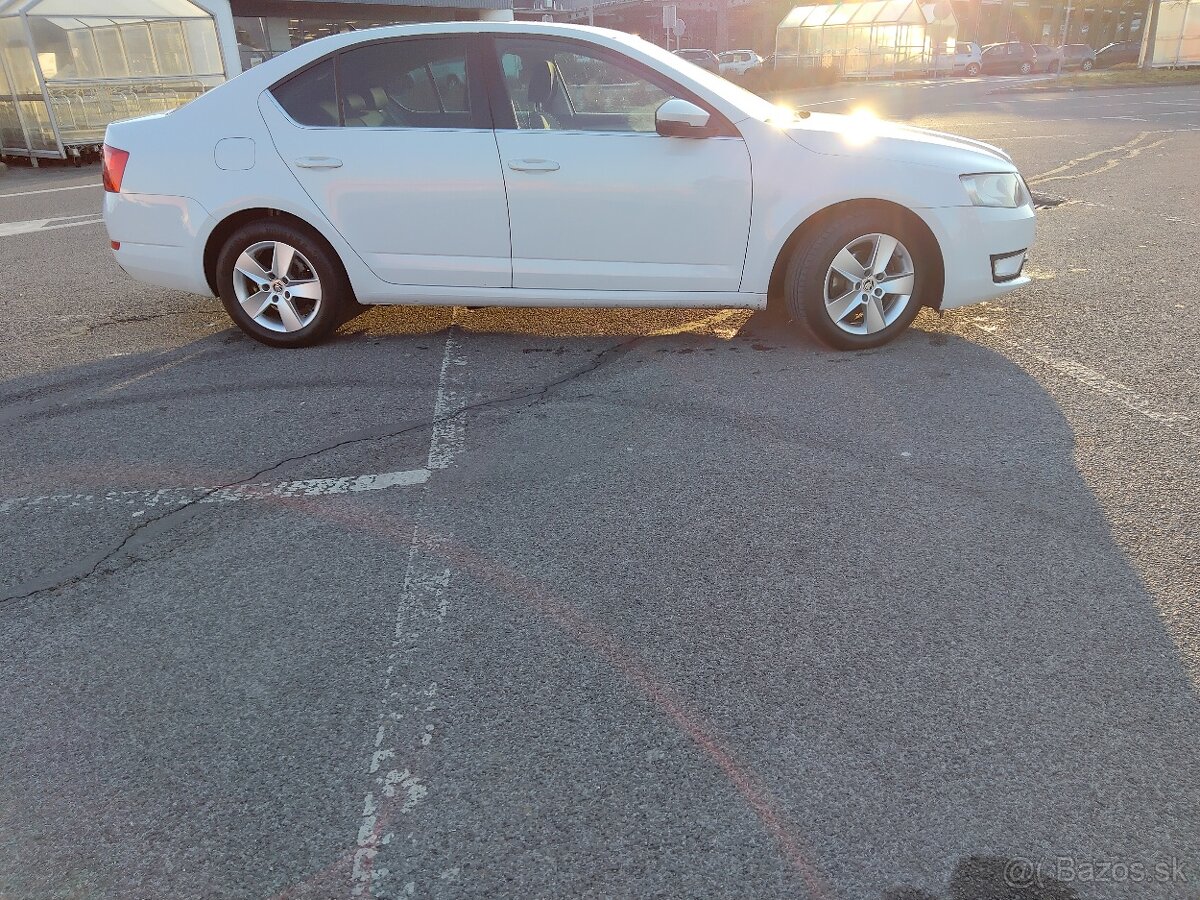Octavia 1.6 TDI sedan perleť NAVI Vyhrev vzadu - 3