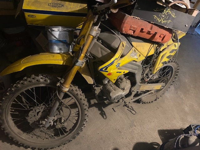 Predám moto 250 replika suzuki + výstroj