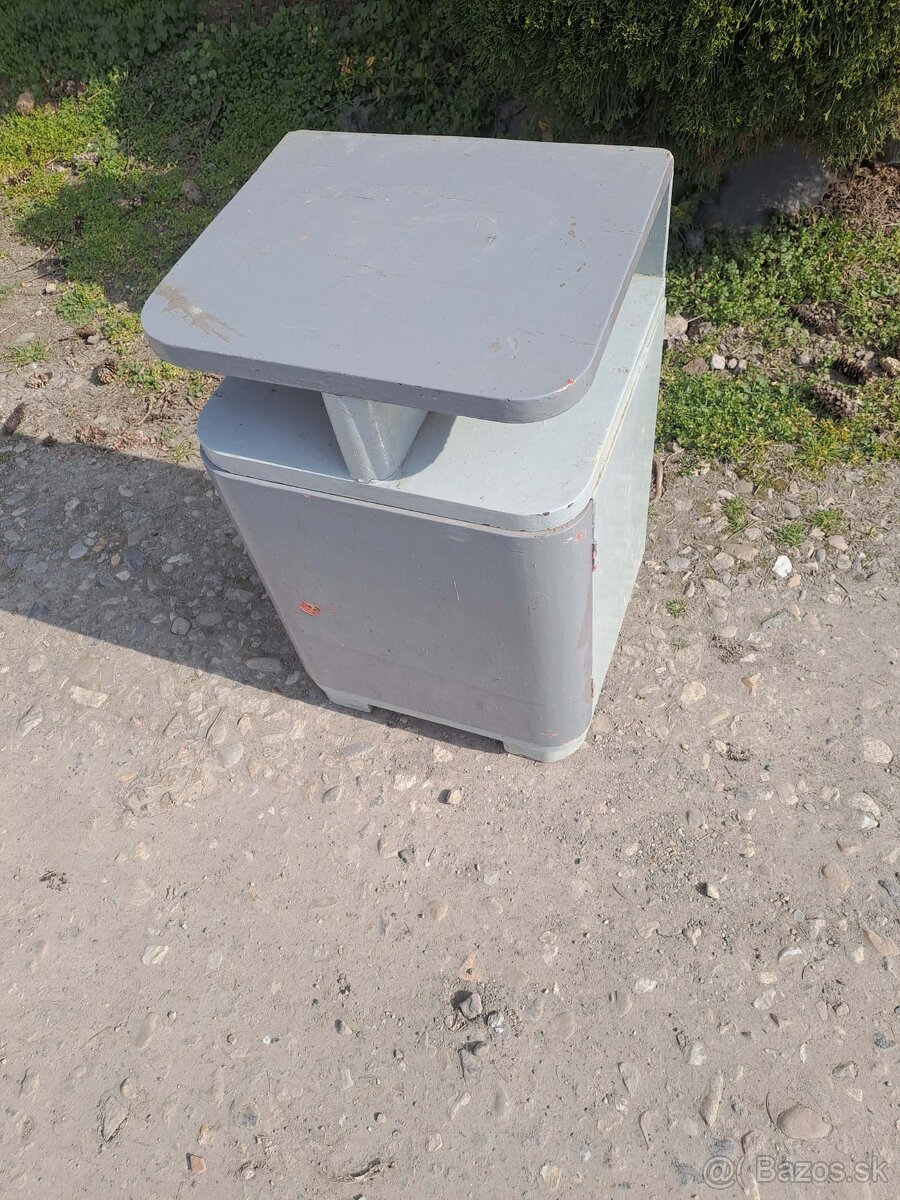 Predám starý nočný stolík - 3