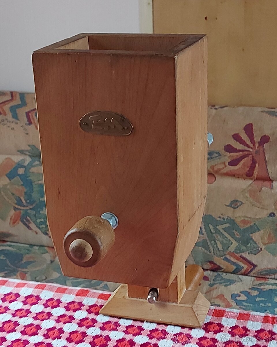 Predám drevený mlynček na obilie - 3