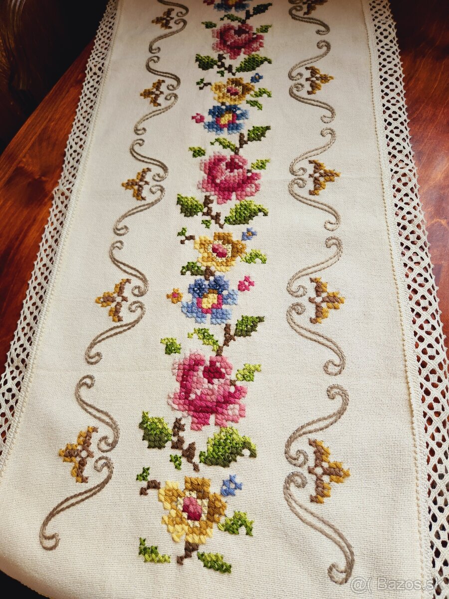 Krásna krémová štóla zdobená ružovými, žltými a modrými kve - 3