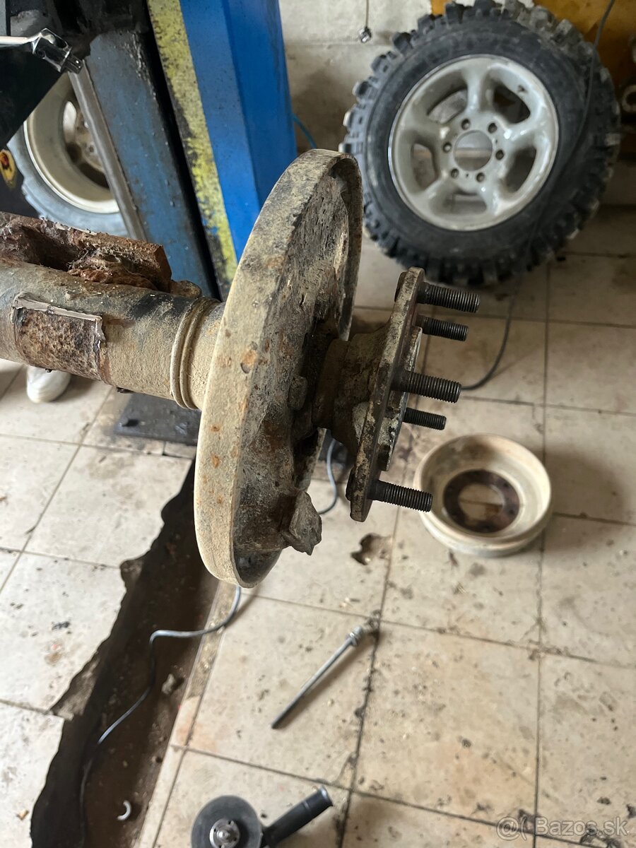 Zadná hnacia náprava Ford aj s diskami - 3