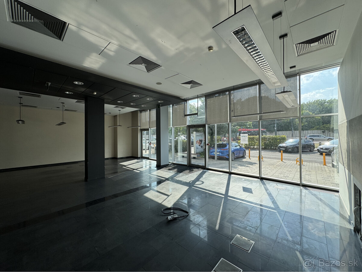 Prenájom prízemného obchodného priestoru 138 m² vo výbornej - 3