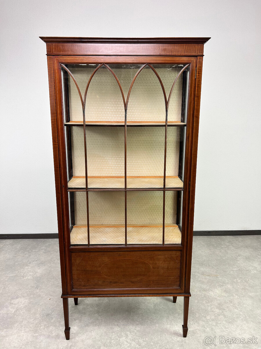 Elegantná štíhla vitrínka - 3