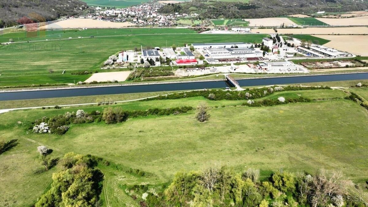 Na predaj rekreačný pozemok s troma jazerami o výmere 10 - 3